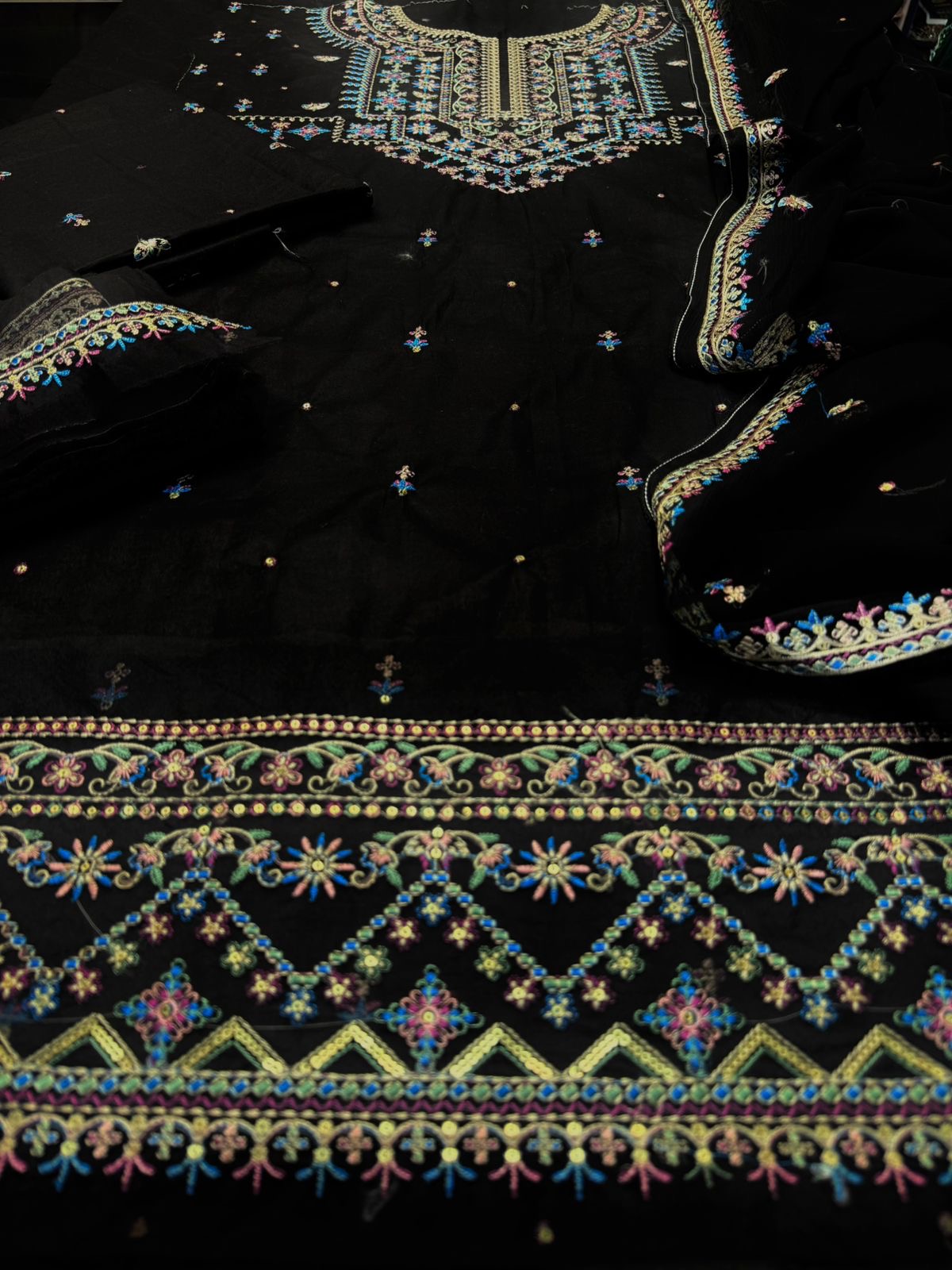 BATIK 3PC LAWN UNSTITCHED EMBROIDERED Code:7328